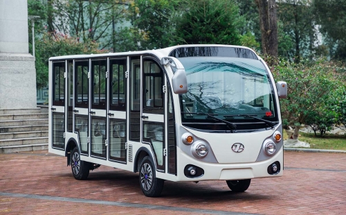 駕駛電動觀光車時一定要注意速度